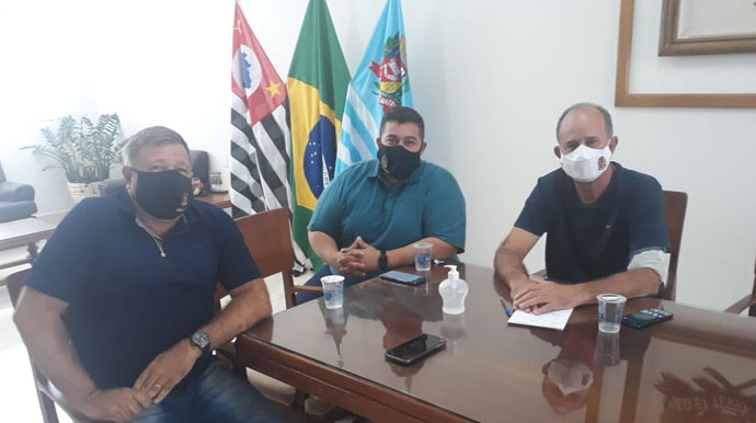 Prefeito e vereadores discutem projeto de castração de cães e gatos em Assis