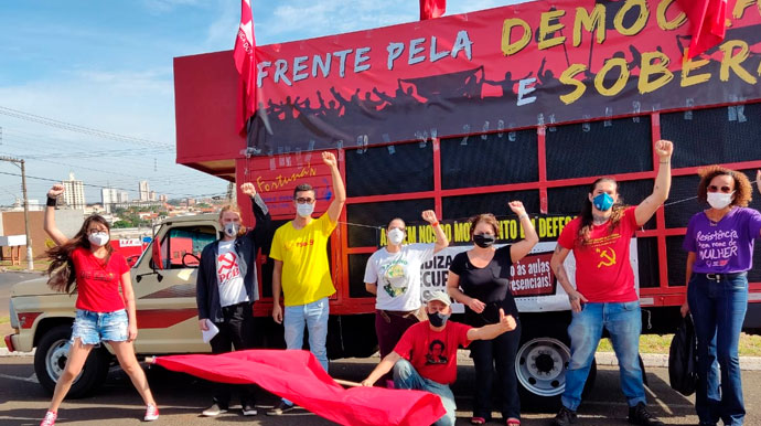 Carreata contra Bolsonaro reúne centenas de carros em Assis