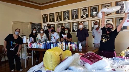Linha Solidária doa creme hidratante corporal e travesseiros aos pacientes da Santa Casa de Tupã