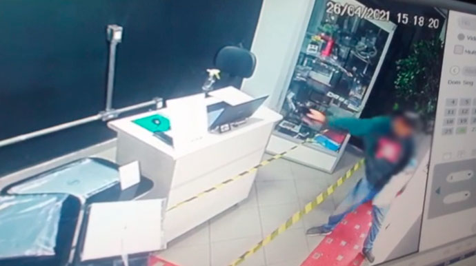 Homem entra em loja de tecnologia sem ser visto e furta telefone celular