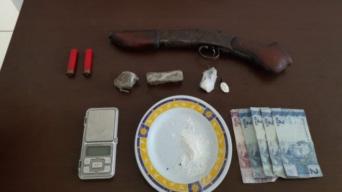 PM de Tupã apreende drogas e arma de fogo em residência