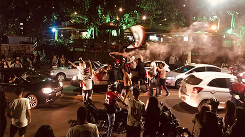 Torcedores do São Paulo se aglomeram ao comemorarem título paulista na Avenida Rui Barbosa em Assis